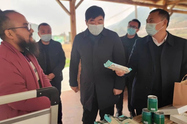 图为肖红林理事长在洗洛镇欧溪村调研